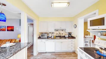 雪櫃、微波爐、焗爐、爐具