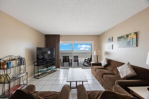 Smart TV - Direct Beachfront - Gulf Views - Beach Place #407 (Madeira Beach)
