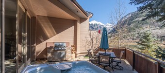 RIVERCROWN 7- Luxury Downtown Townhome, VIEWS, Sauna and 2 Hot Tubs