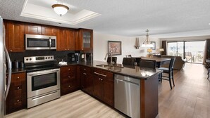 Una cocina moderna con electrodomésticos integrados, un comedor con vistas y una isla grande.