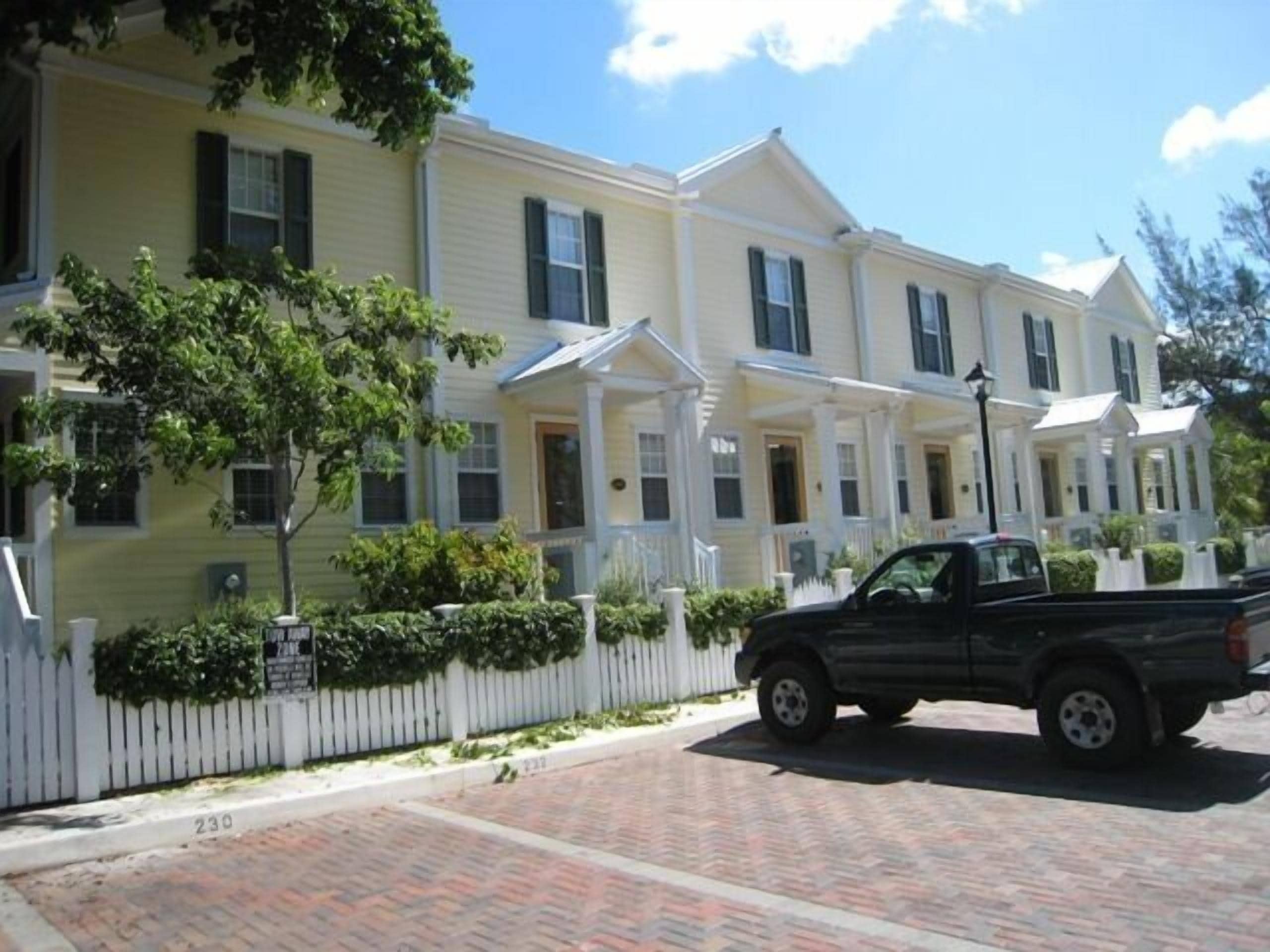 Banyan Court downtown condo- 2 bedroom, 2 bath, walkable, parking, pool