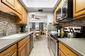 Refrigerador, microondas, parrilla de estufa y lavavajillas 