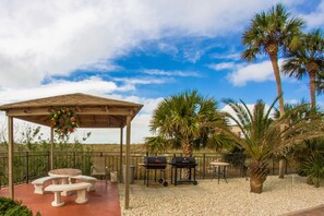 Outdoor dining - Beach View - John's Pass - Madeira Norte #208 (Madeira Beach)