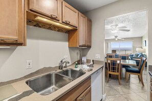 Kjøleskap, mikrobølgeovn, kokeplater og oppvaskmaskin