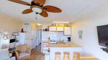 ثلاجة، ميكروويف، فرن، موقد طهي مسطح