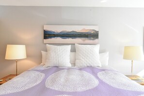 2 bedrooms, internet, bed sheets