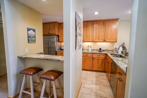 Kylskåp, mikrovågsugn, spishäll och diskmaskin