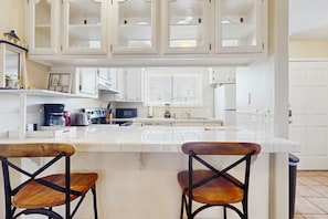 Fridge, microwave, oven, stovetop - Spacious Gulf-Facing Home w/ Shared Pool, Hot Tub, Balcony - Walk to Beach (South Padre Island)