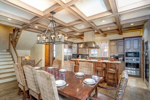 3.0-211-s-oak-telluride-dining-room1