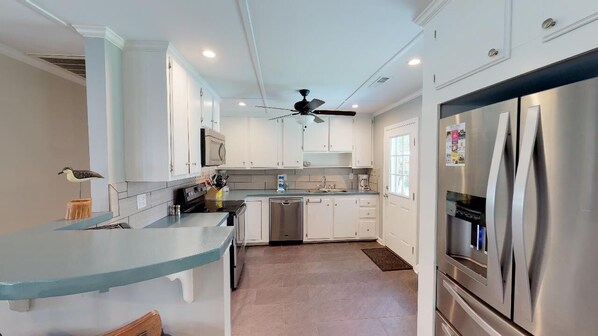 Refrigerador, microondas, horno y parrilla de estufa 