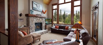 Home Across from Purg - Views, Deck/Fire Pit/Ping Pong/Shuffleboard
