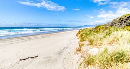 Dog-Friendly Triplex (3 private apartments) - Easy Walk to the Beach & Town