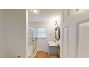 Towels - 4 bedrooms, walk to the beach, large screened in porches! (Isle of Palms)