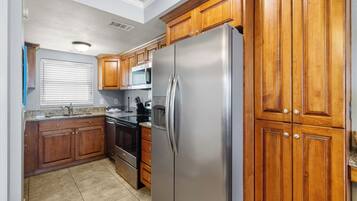 Een koelkast, een magnetron, een oven, een kookplaat