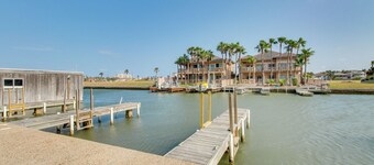 Condominio con vista a la Bahía de Laguna Madre con piscina compartida y jacuzzi.