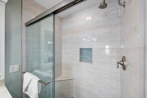 Bañera con ducha, toallas
