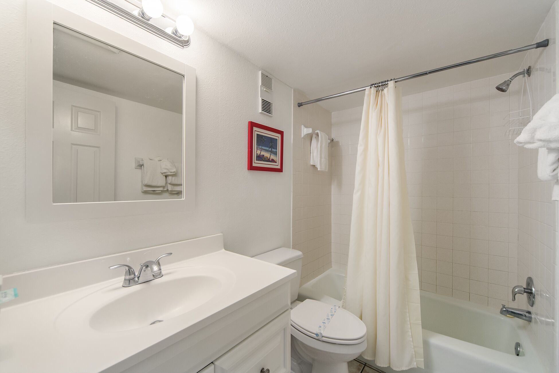 Un baño con lavamanos, inodoro y bañera.