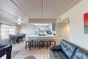 Een televisie en tafelvoetbal