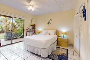 1 bedroom, iron/ironing board, internet, bed sheets - Cozy Beachside Condo with Shared Pool, Hot Tub with a Prime Location (South Padre Island)