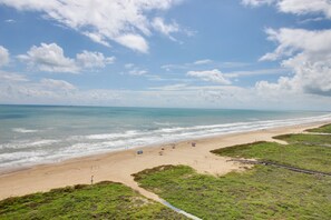 Beach nearby - Cozy Beachside Condo with Shared Pool, Hot Tub with a Prime Location (South Padre Island)