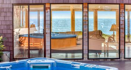 Casa frente al mar con vistas panorámicas al océano, jacuzzi privado, piscina compartida y mucho más.