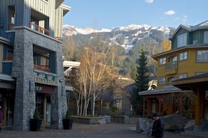 Exterior - Eagle Lodge 432 MOUNTAIN VIEWS + VILLAGE LOCATION! Professionally Managed + Cleaned (Whistler)