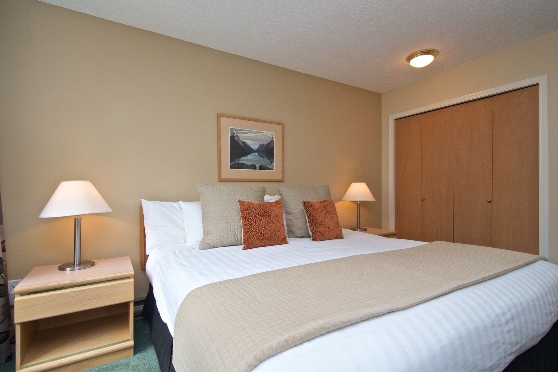 2 bedrooms, iron/ironing board, WiFi