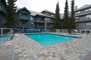A heated pool - Newly renovated Family Condo at Base of Blackcomb! (Whistler)