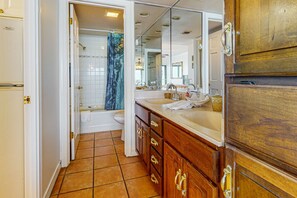 Hair dryer, towels - Corner Beachfront Condo Features Ocean Views, Shared Pool, Hot Tub, Tennis Court (South Padre Island)