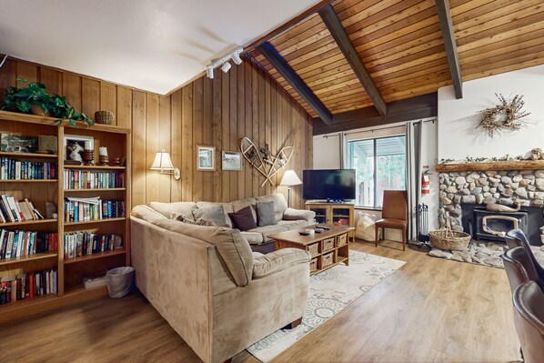 Televisión, chimenea, reproductor de DVD y tenis de mesa 