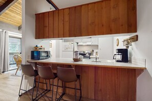 Fridge, microwave, oven, stovetop - 🏔 Cozy Mountain Condo in Mammoth Lakes | Sleeps 6 | Shared Hot Tub 🌲 (Mammoth Lakes)