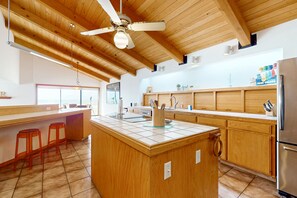 Jääkaappi, mikroaaltouuni, uuni, liesi