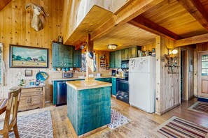 Jääkaappi, mikroaaltouuni, uuni, liesi