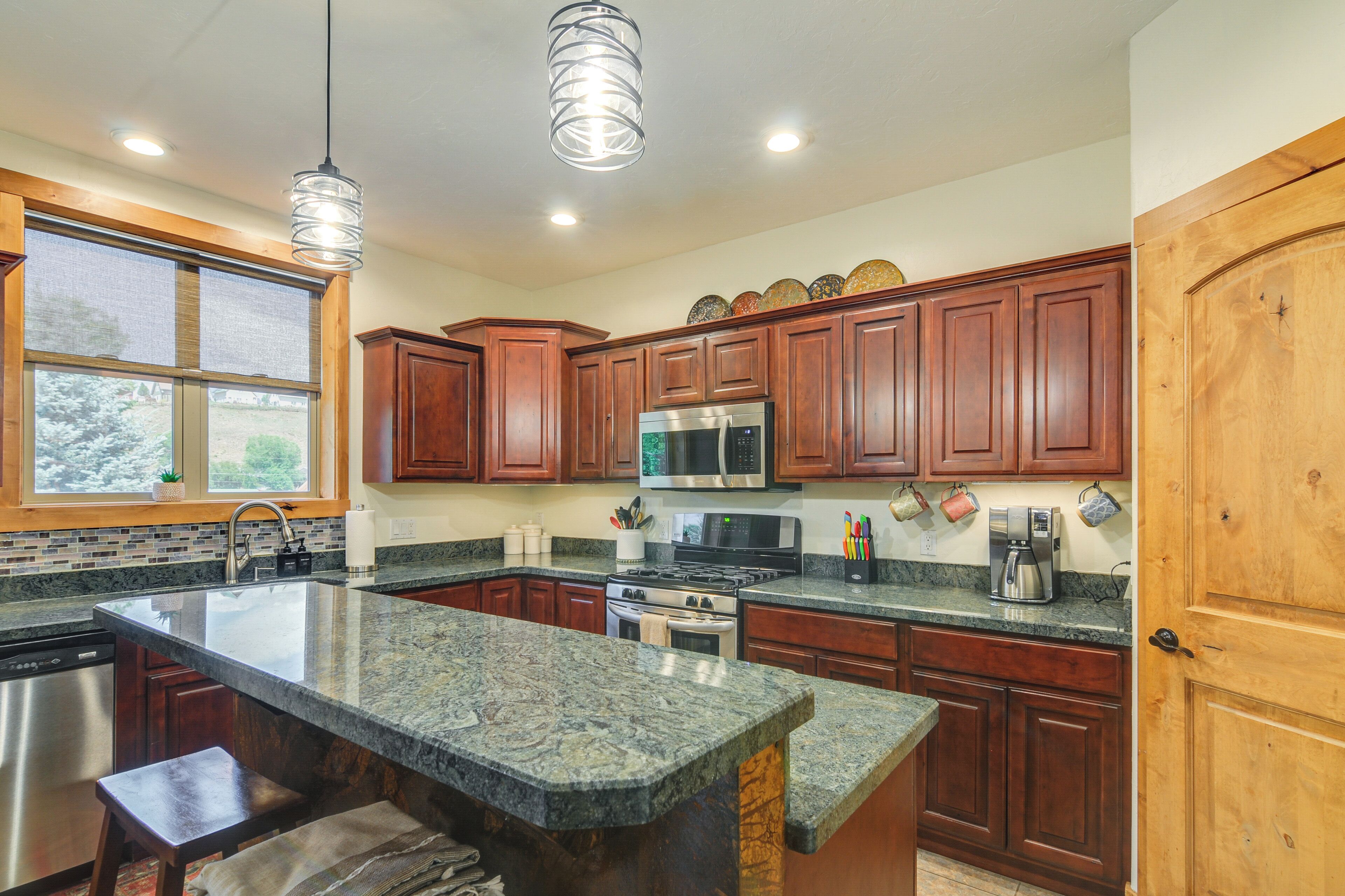 Réfrigérateur, micro-ondes, plaque de cuisson, lave-vaisselle