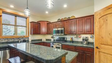Fridge, microwave, stovetop, dishwasher