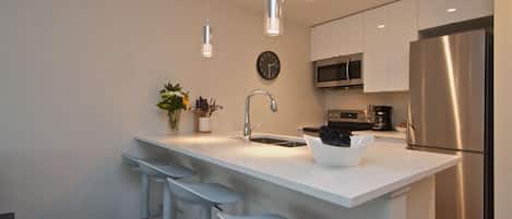 Réfrigérateur, four à micro-ondes, un four, surface de cuisson
