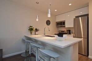 Een koelkast, een microgolfoven, een oven, een kookplaat