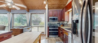 Family home with private hot tub, pool access & game room - dog-friendly