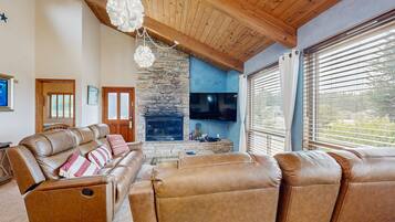 Fernseher, DVD-Player, Tischfußball, Videothek