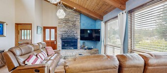 Familiehjem med privat badestamp, felles svømmebasseng og spillerom. Hunder velkomne!