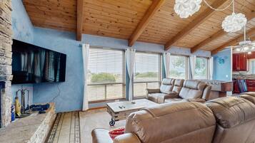 Fernseher, DVD-Player, Tischfußball, Videothek