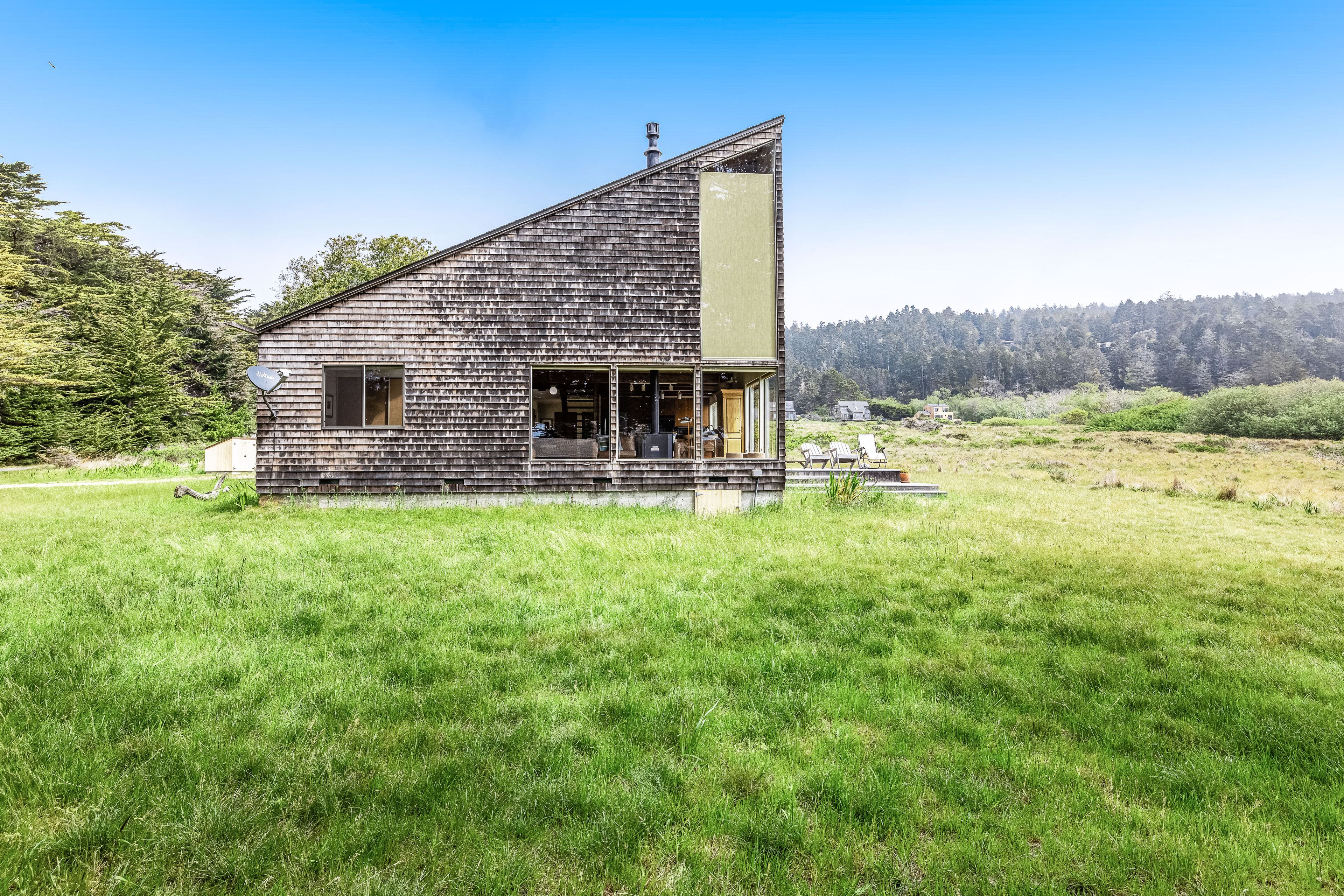Bright Dog-Friendly Home Near Black Point Beach with Shared Pool