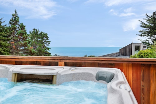 Newly Renovated Home with Ocean Views, Private Hot Tub - One Dog OK