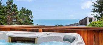 Nyrenovert hjem med havutsikt, privat badestamp, og felles basseng! En hund ok!