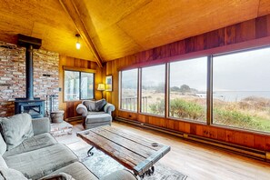 Fernseher, Kamin, DVD-Player, Bücher