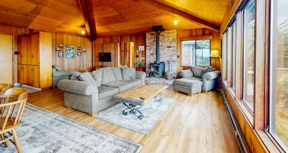 casa, w / amplias vistas al mar, piscina comunitaria agradable para perros, y excelente ubicación!