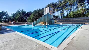 Lämmitetty uima-allas