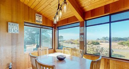 Koira-yst��vällinen Sea Ranch koti lähellä leikkipaikka ja ranta w / allas