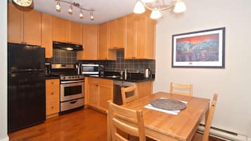 Een koelkast, een microgolfoven, een kookplaat