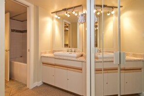 Hair dryer, shampoo - BEST VALUE in WHISTLER- Beautiful Ski In/Ski Out property. Heated outdoor pool and hot tub (Whistler)